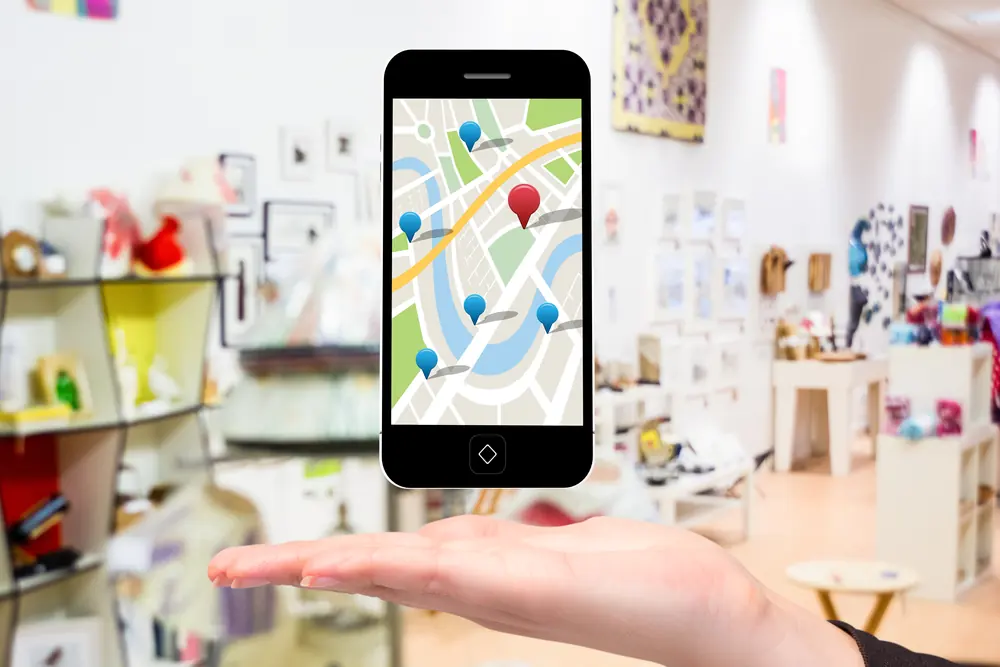Celular exibindo um mapa com marcadores de lojas próximas